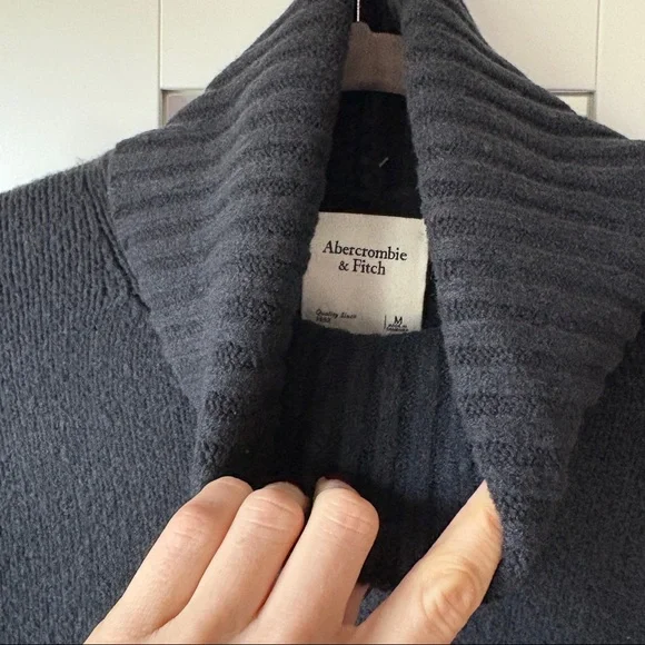 NWT Abercrombie & Fitch turtleneck sweater - Picture 2 of 4